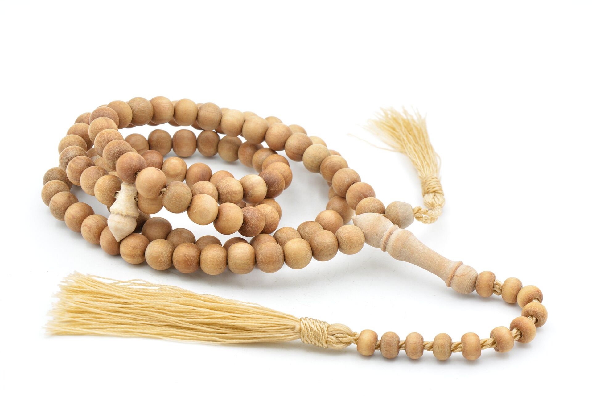 Saçaklı Püsküllü Basık Küre Kesim Kokulu 99 luk Sandal Ağacı Tesbih