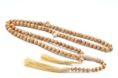 Saçaklı Püsküllü Basık Küre Kesim Kokulu 99 luk Sandal Ağacı Tesbih