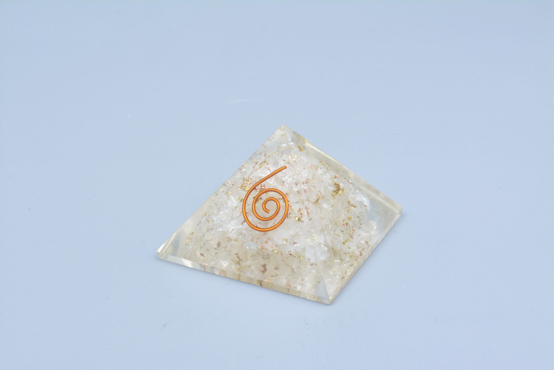 Hakiki Doğal Kristal Kuvars Taşı Orgonit Piramit 33 Gram