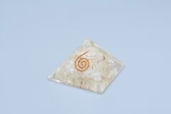 Hakiki Doğal Kristal Kuvars Taşı Orgonit Piramit 33 Gram