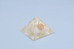 Hakiki Doğal Kristal Kuvars Taşı Orgonit Piramit 33 Gram
