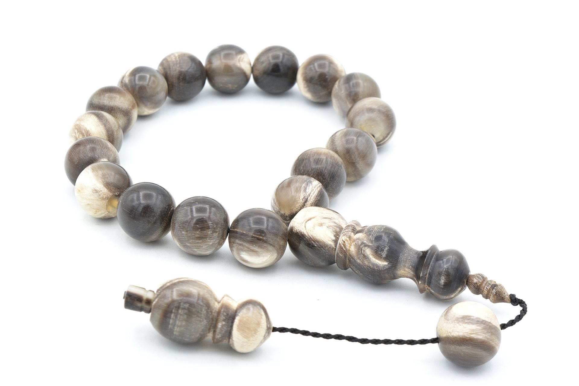 Usta İşi Sistemli Küre Kesim Bej Bufalo Boynuzu Efe Maskot Tesbih